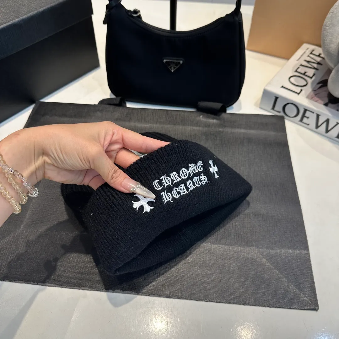 P46 Crow Heart Autumn and Winter Wool Knitted Beanie This must be a favorite of minimalism. It is clean, neat, fashionable and versatile, and will definitely not be picky about your face shape! A fashionable classic that lasts forever! Fashionable black and white can be purchased together!